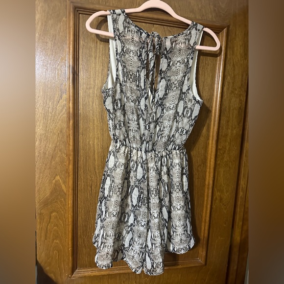 Classy Romper from Dainty - Picture 4 of 4